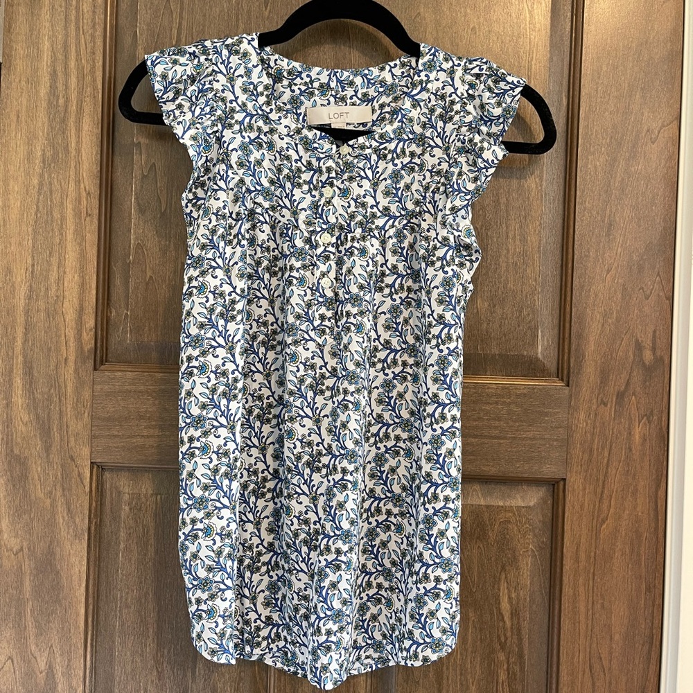 NWT Ann Taylor Loft flower blouse in XS